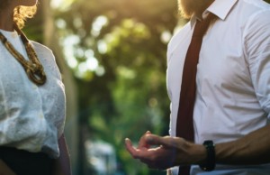 異性と会話が続かない人の5つの特徴とは